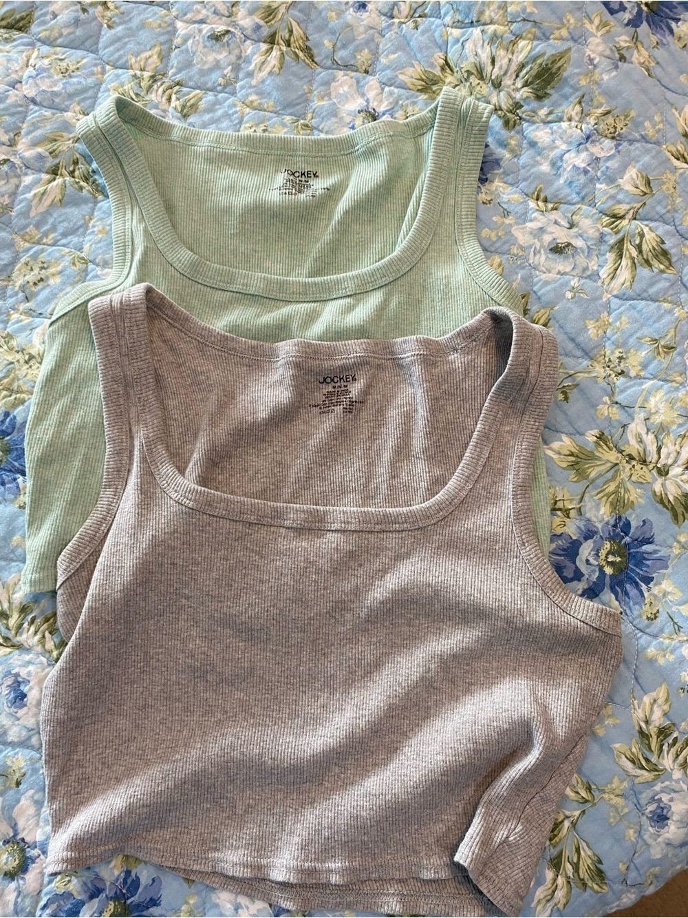 Set of 2 jockey cropped tanks size M
